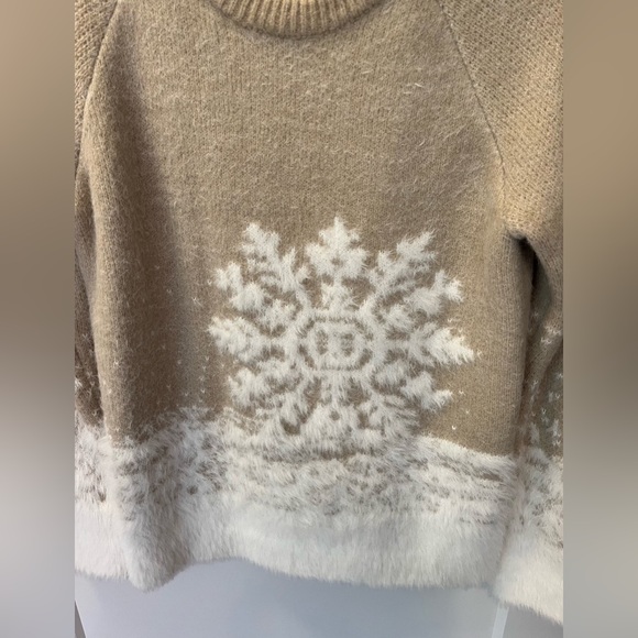 Ladies Sweater - Picture 3 of 5